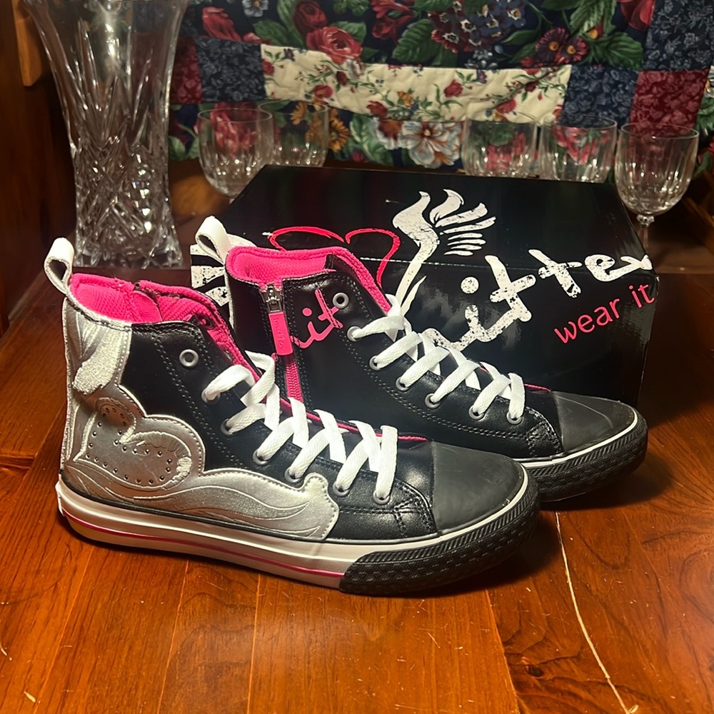 Smitten take flight women’s Black/pink/white Leather/Synthetic Hi-Top Sneakers